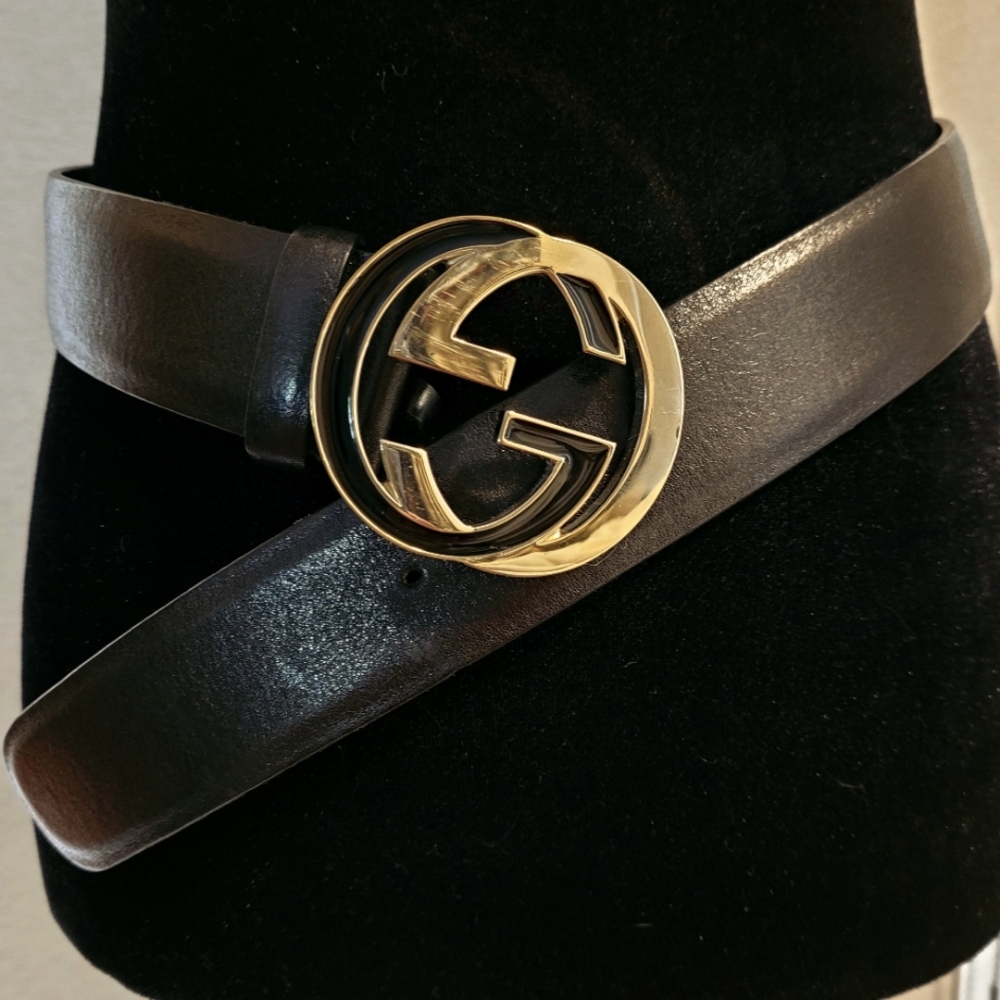 Gucci Interlocking GG Logo Buckle, Black Enamel with Gold-Tone. Black Size 80/32